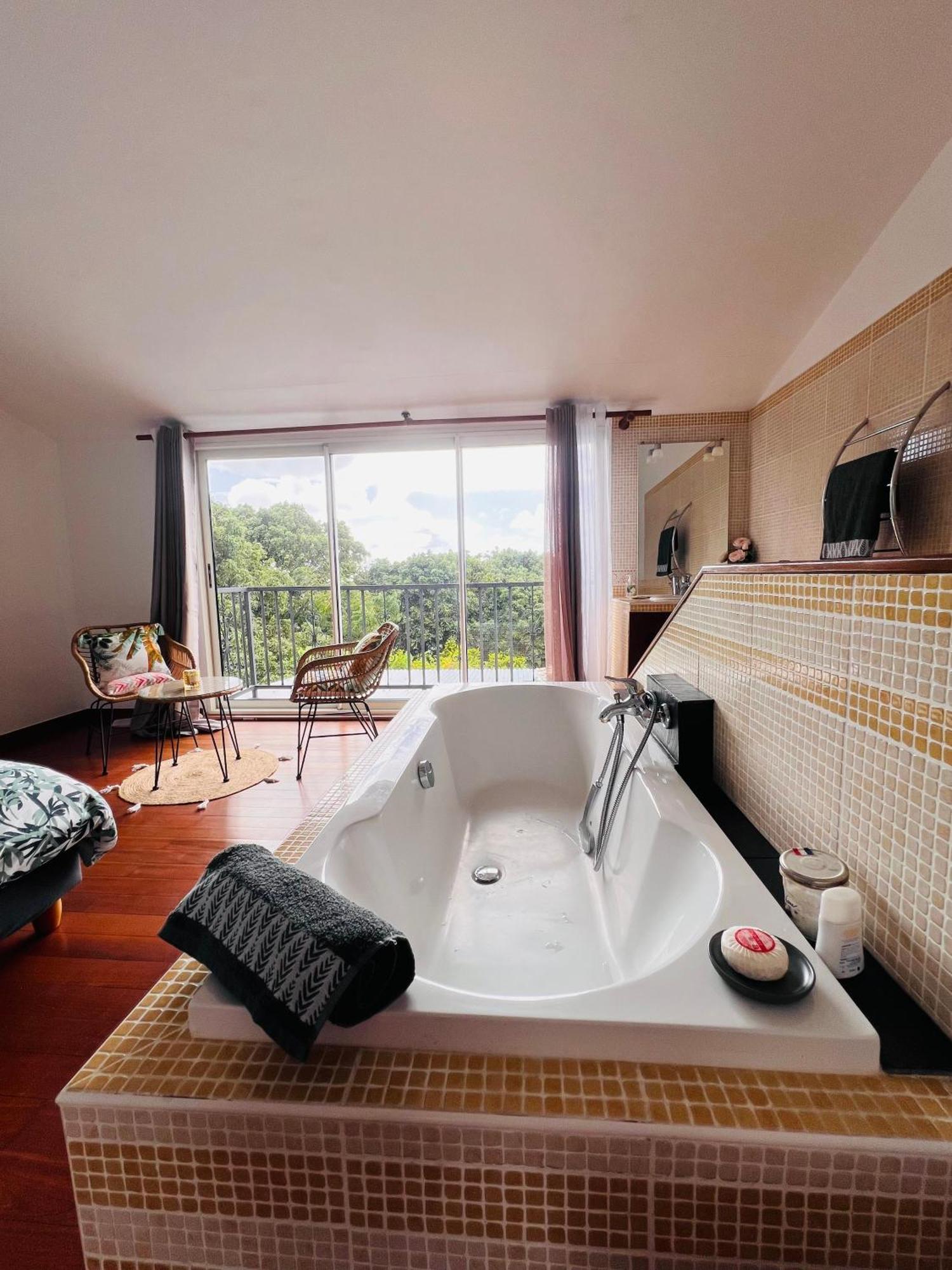 Apartmán Chez Madame Fabienne Sainte-Suzanne Exteriér fotografie